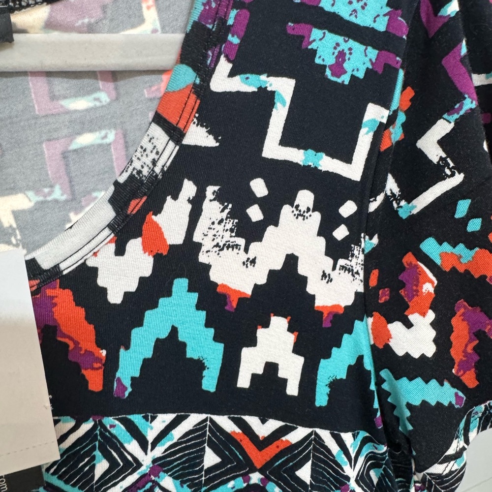 Chelsea & Theodore Black Geometric Short Sleeve Tunic with Multi-Color Print - Picture 3 of 7